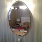 Устанавливаем зеркало с подсветкой в жилой комнате.